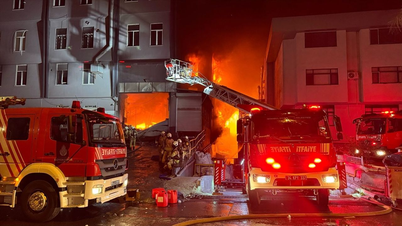 Beylikdüzü'nde Fabrikada Yangın: Müdahale Devam Ediyor