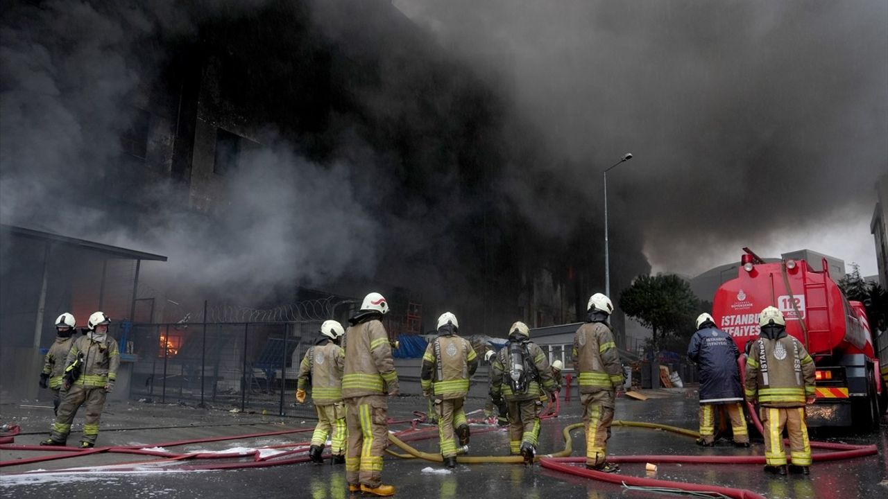 Beylikdüzü'ndeki Fabrika Yangınında İtfaiye Mücadelesi Sürüyor