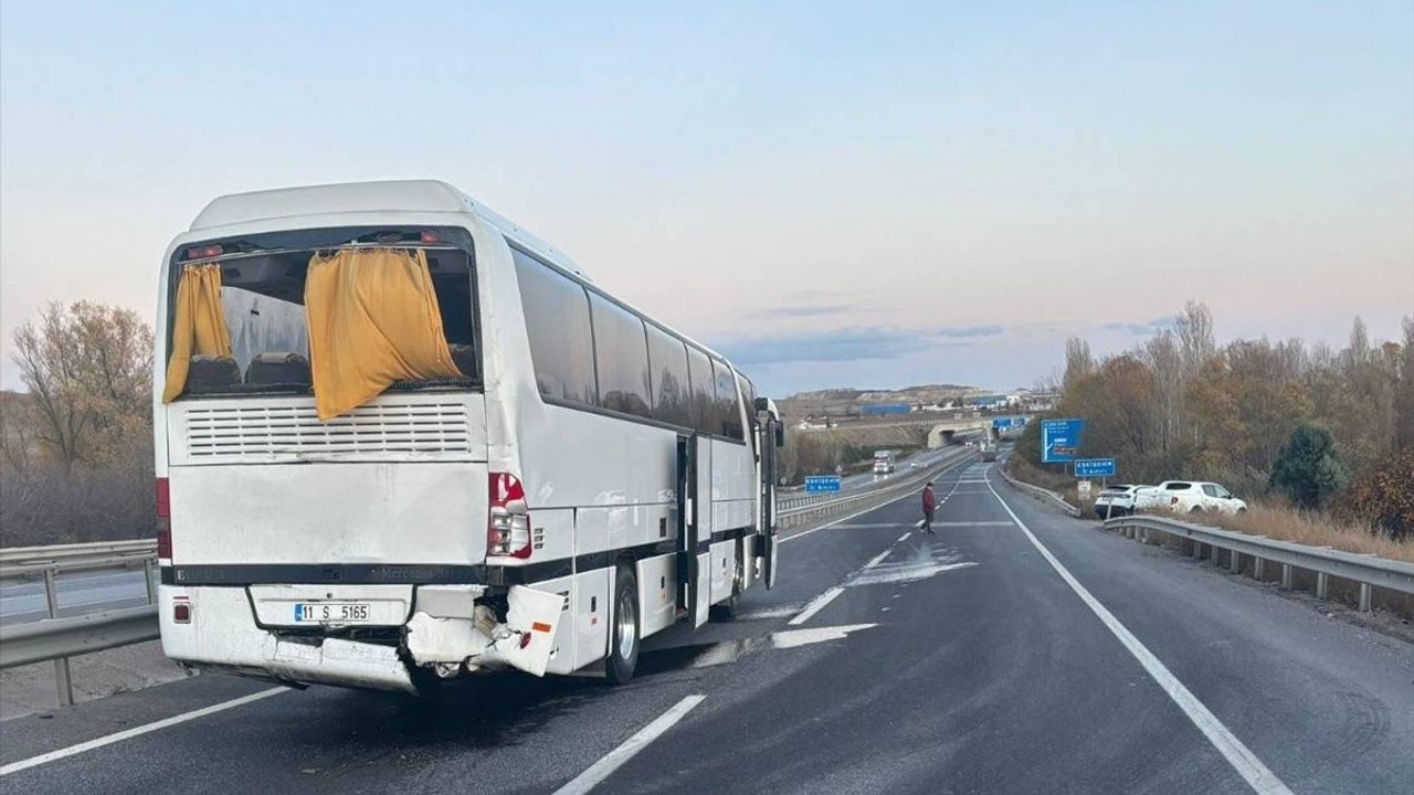 Bilecik'te İşçi Servisine Tır Çarpması: 10 Yaralı