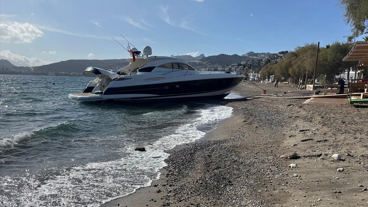 Bodrum'da Rüzgar Nedeniyle Motoryat Karaya Sürüklendi