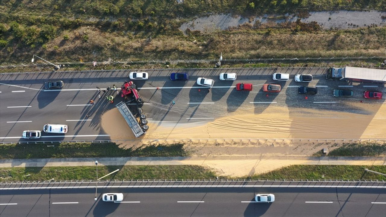 Bolu'da Devrilen Tır Trafiği Aksattı