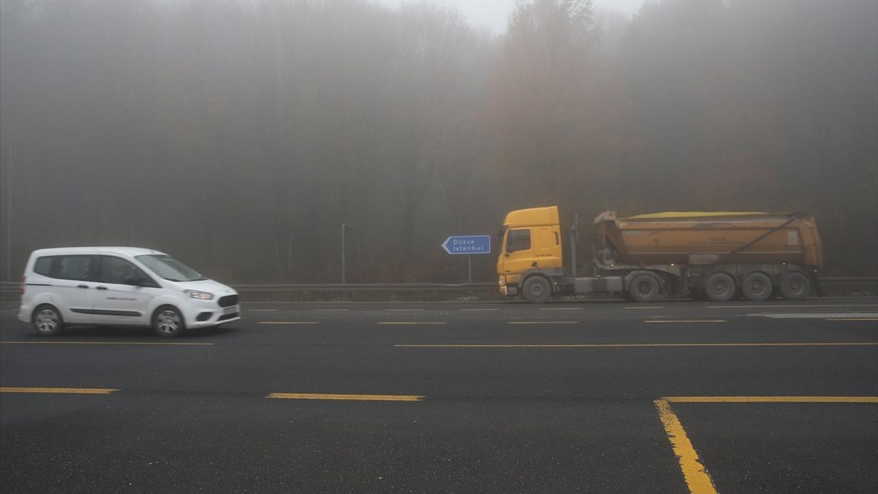 Bolu Dağı'nda Sis Etkisi Sürücülere Zor Anlar Yaşatıyor