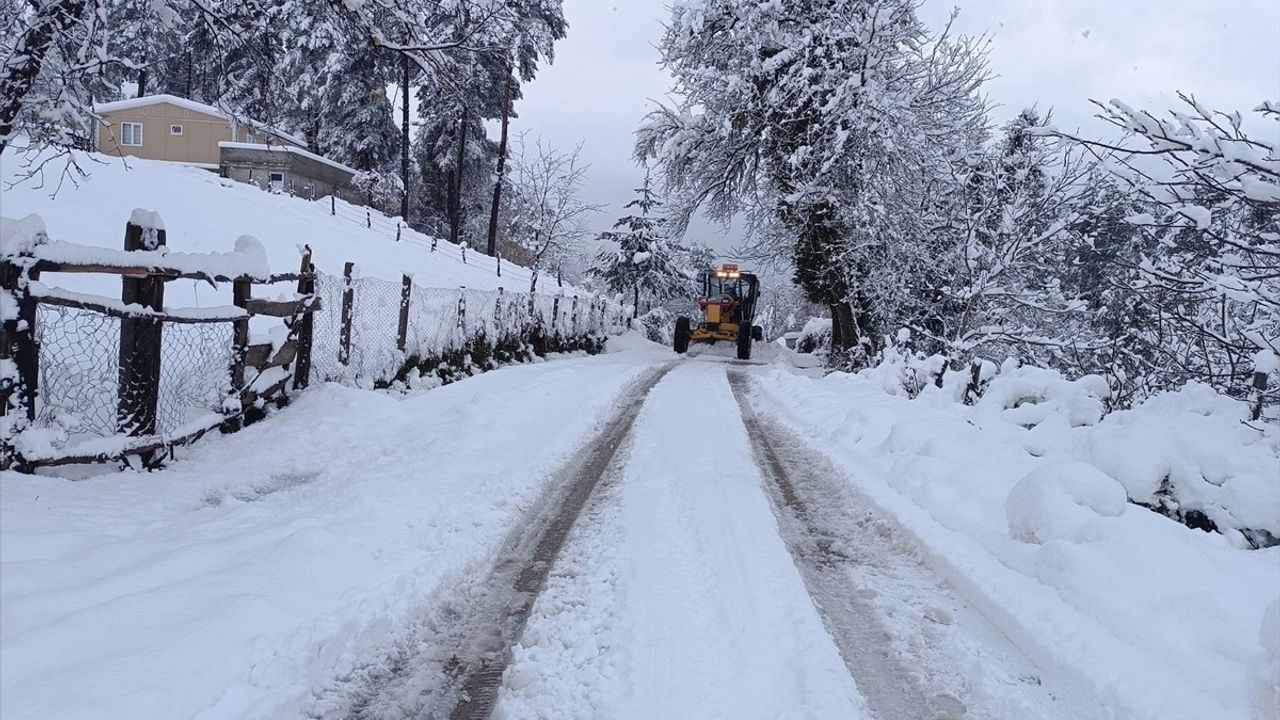 Bolu ve Bartın'da Kar Nedeniyle Kapanan Köy Yolları Yeniden Ulaşıma Açıldı