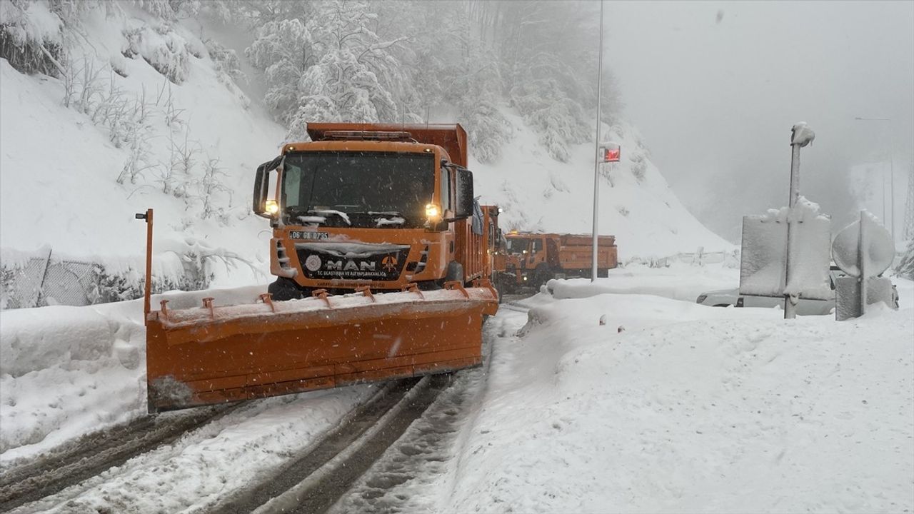 Bolu ve Düzce'de Kar Yağışı Etkisini Sürdürüyor