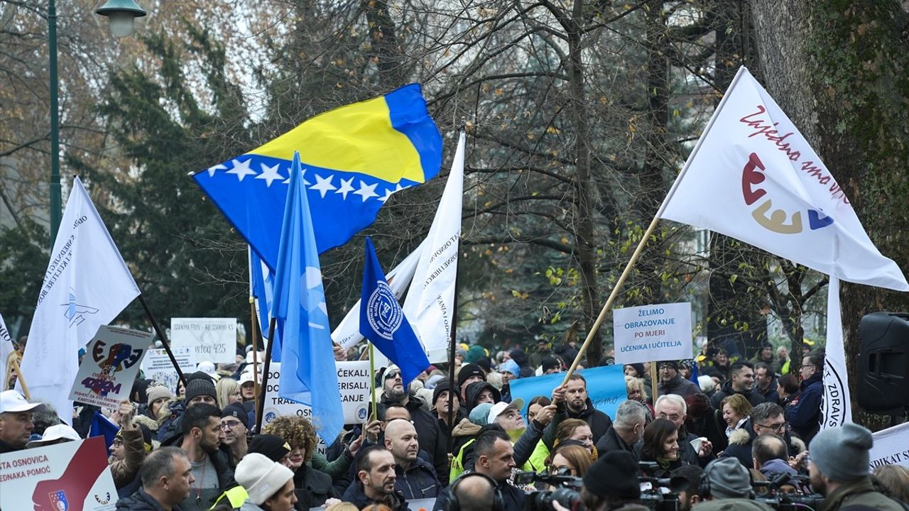 Bosna Hersek'te Sendikalar Maaş Artışı İçin Sokağa Çıktı