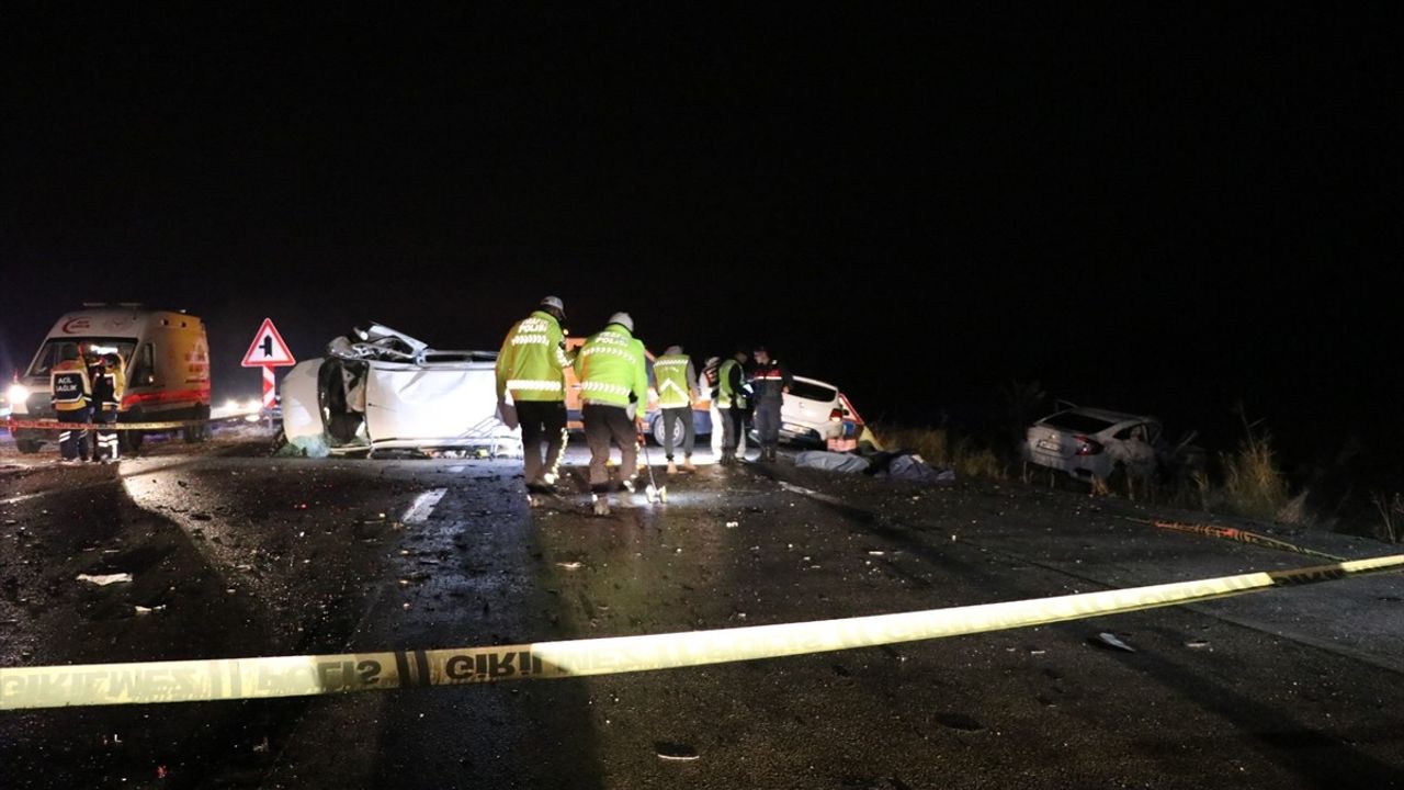 Burdur'da Üç Araçla Meydana Gelen Trafik Kazası: 1 Ölü, 7 Yaralı