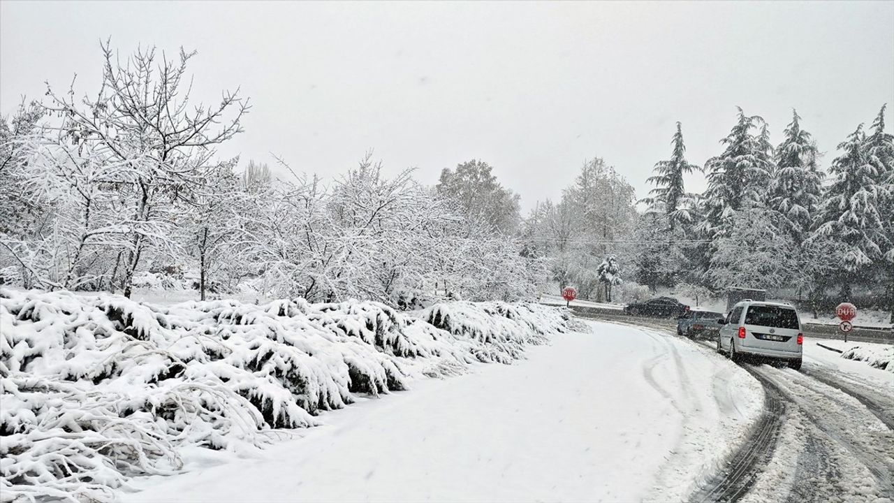 Bursa-Ankara Kara Yolunda Kar Etkisini Gösterdi