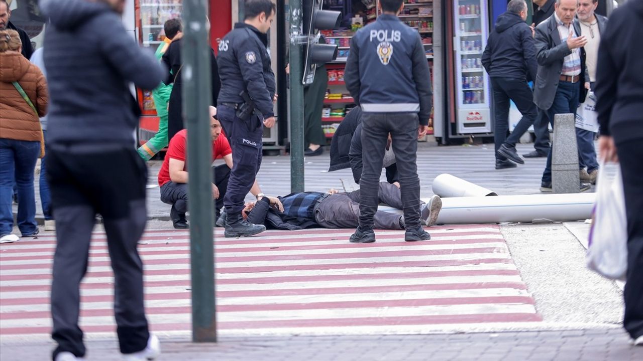 Bursa'da Lodosun Kurbanı: Yağmur Borusu Parçası Bir Kişiyi Yaraladı