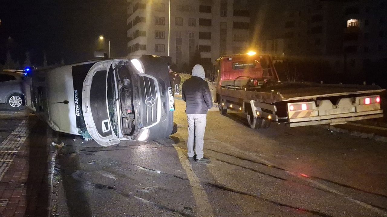 Bursa'da Minibüs ile Otomobil Çarpıştı: 8 İşçi Yaralandı