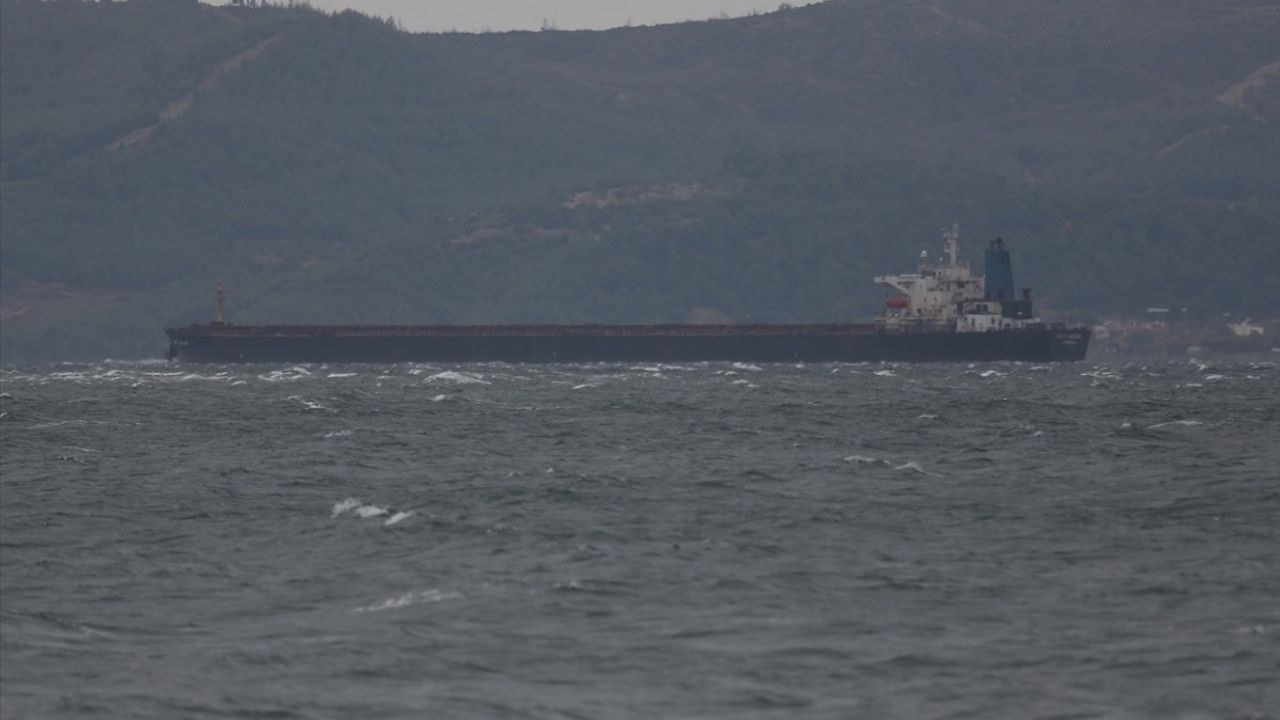 Çanakkale Boğazı'nda Gemi Arızası Nedeniyle Geçişler Durduruldu