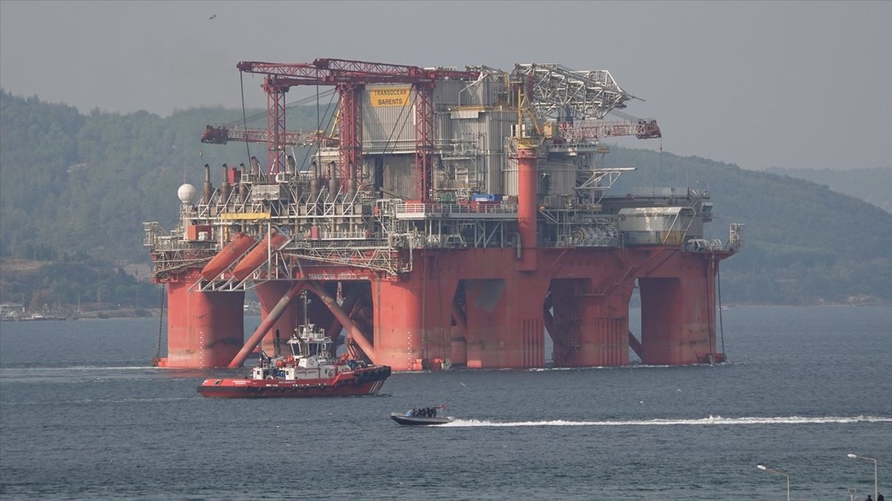 Çanakkale Boğazı Petrol Platformunun Geçişi Nedeniyle Tek Yönlü Trafiğe Kapandı