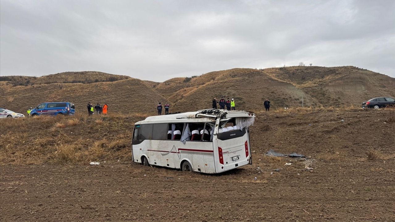 Çankırı'da Cenaze Yolculuğunda Midibüs Devrildi