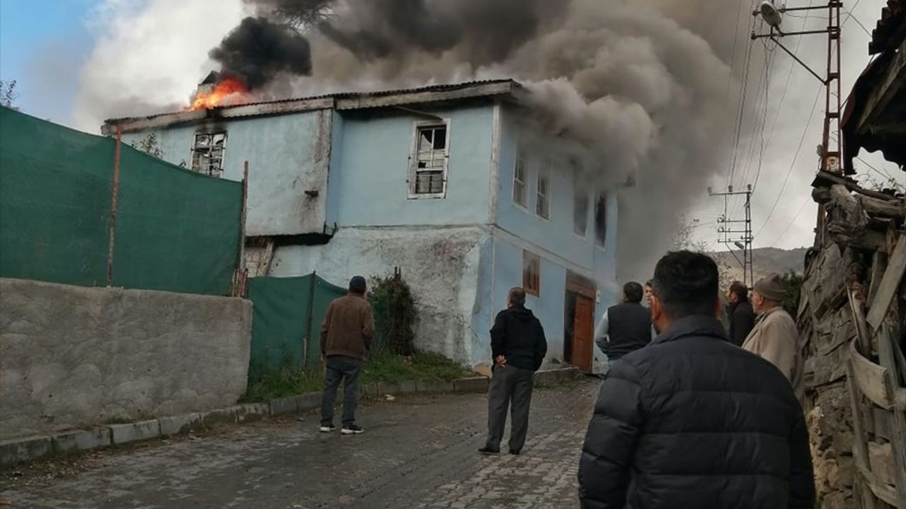 Çankırı'da Yangın: Bir Ev Küller İçinde Kaldı