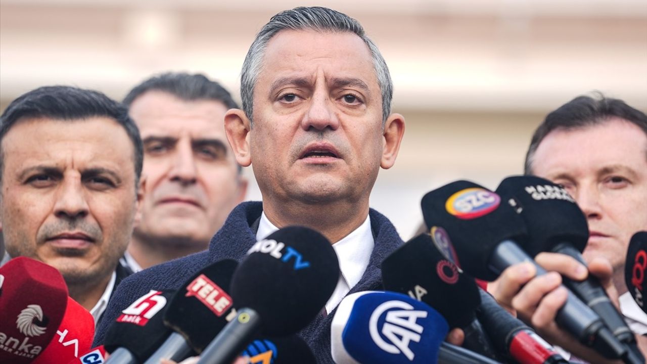 CHP Genel Başkanı Özgür Özel, Ahmet Özer'i Cezaevinde Ziyaret Etti