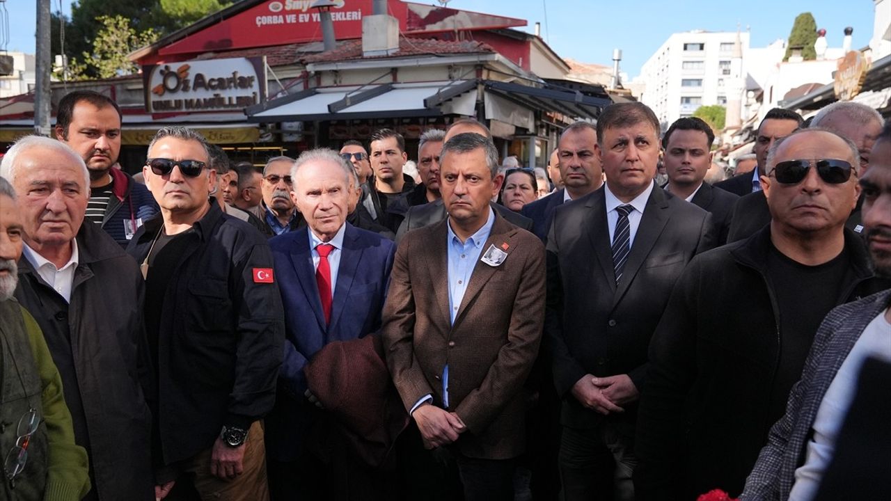 CHP Genel Başkanı Özgür Özel İzmir'de Açıklamalarda Bulundu