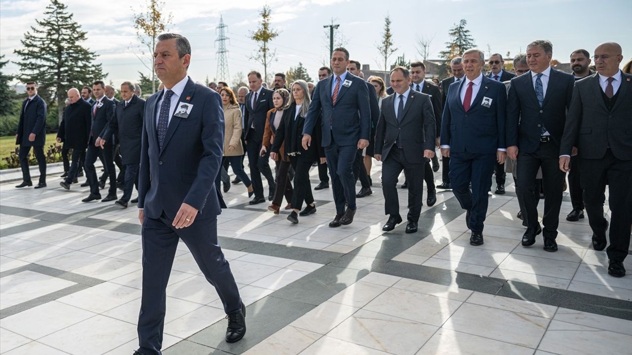 CHP Lideri Özgür Özel, Bülent Ecevit'in Kabrini Ziyaret Etti