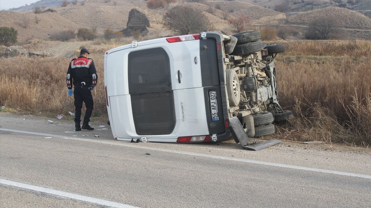 Çorum'da İşçi Servisi ile Traktör Kazası: 16 Yaralı