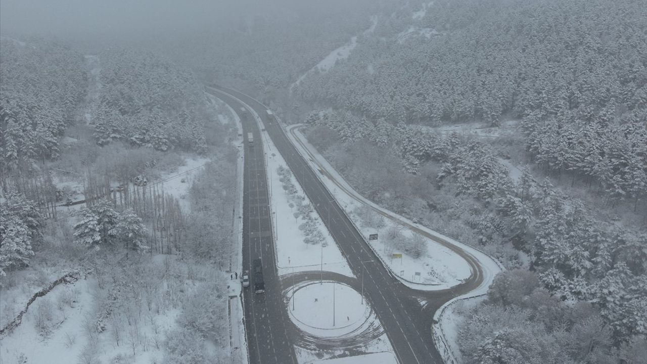 Çorum'da Kar Yağışı Samsun-Ankara Yolunu Etkiliyor