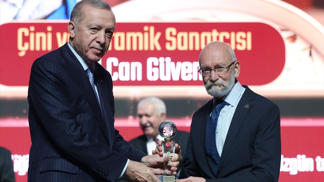 Cumhurbaşkanı Erdoğan, Yaşayan İnsan Hazineleri Ödül Töreni'nde Temel Değerlere Vurgu Yaptı