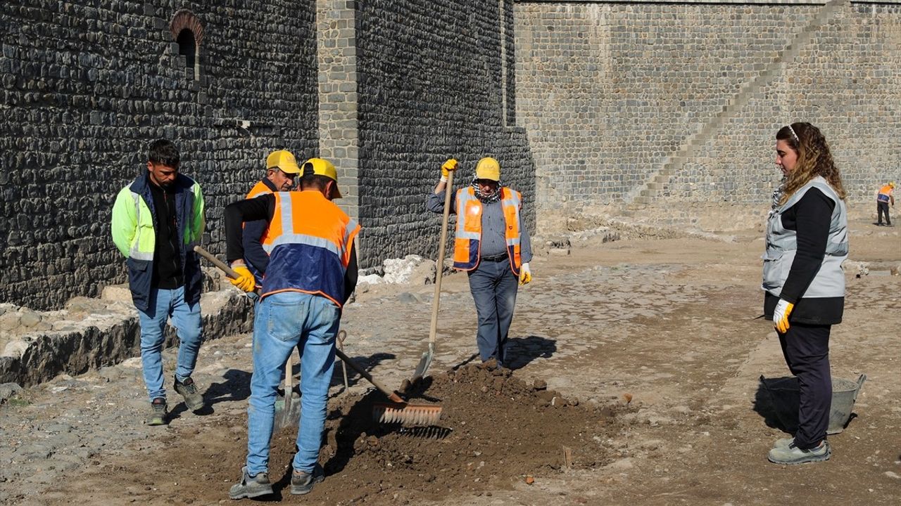 Diyarbakır'daki Amida Höyük'te Çanakkale Savaşı Rozeti Bulundu