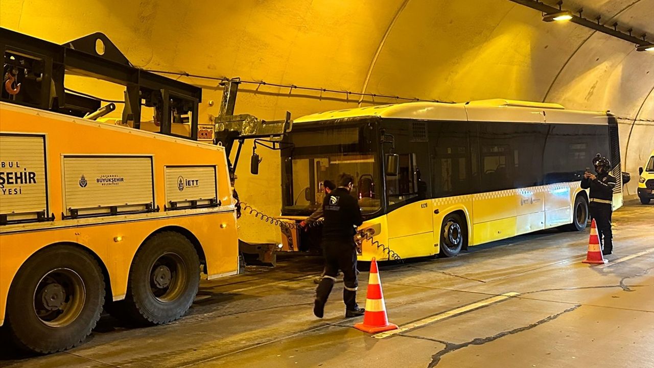 Dolmabahçe Tüneli'nde Yangın: Otobüs Söndürüldü, Trafik Normale Döndü