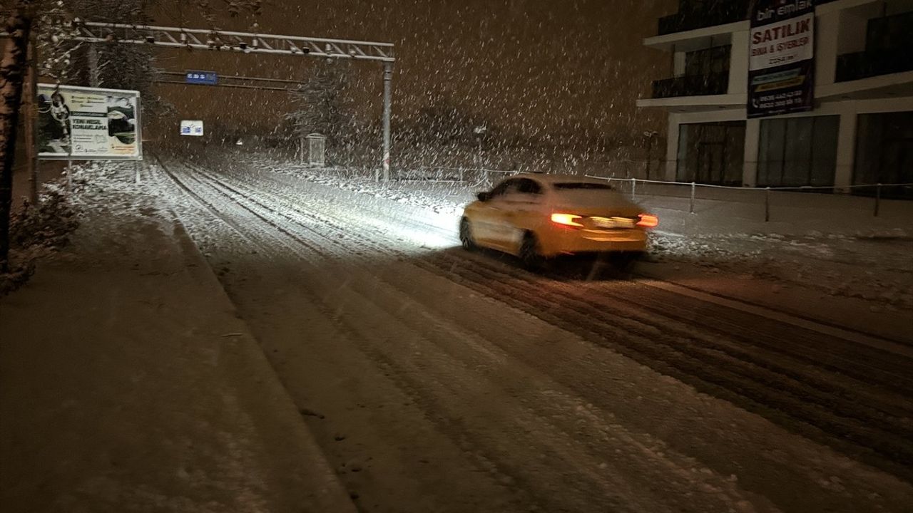 Düzce'de Kar Yağışı Sürücülere Zor Anlar Yaşatıyor