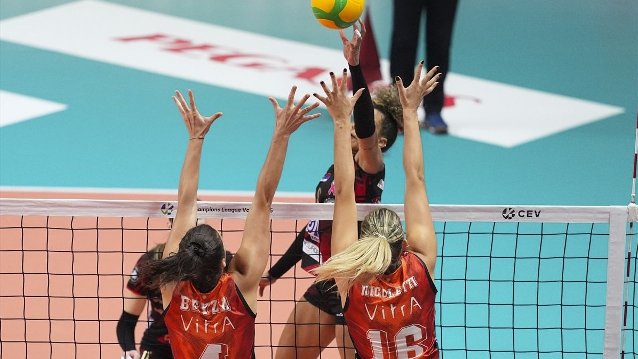 Eczacıbaşı Dynavit Kadın Voleybol Takımı CEV Şampiyonlar Ligi'nde Gövde Gösterisi Yaptı