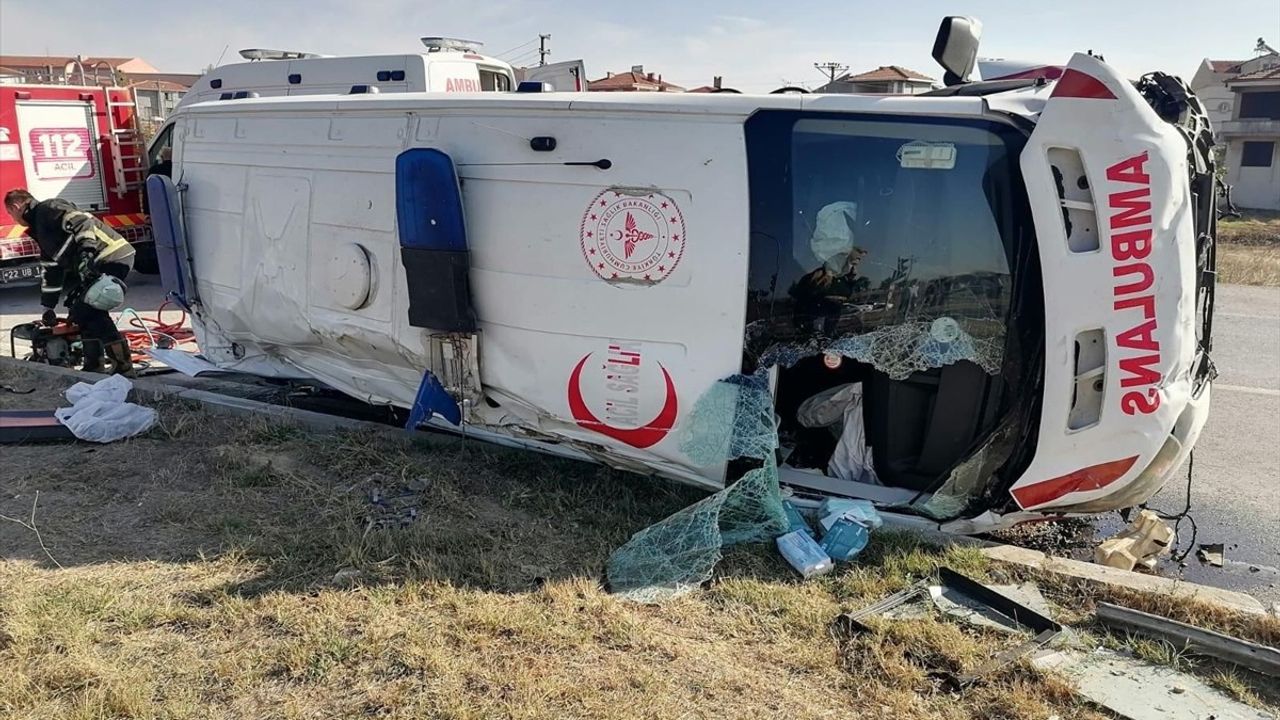 Edirne'de Ambulans ve Otomobil Çarpıştı: 7 Yaralı