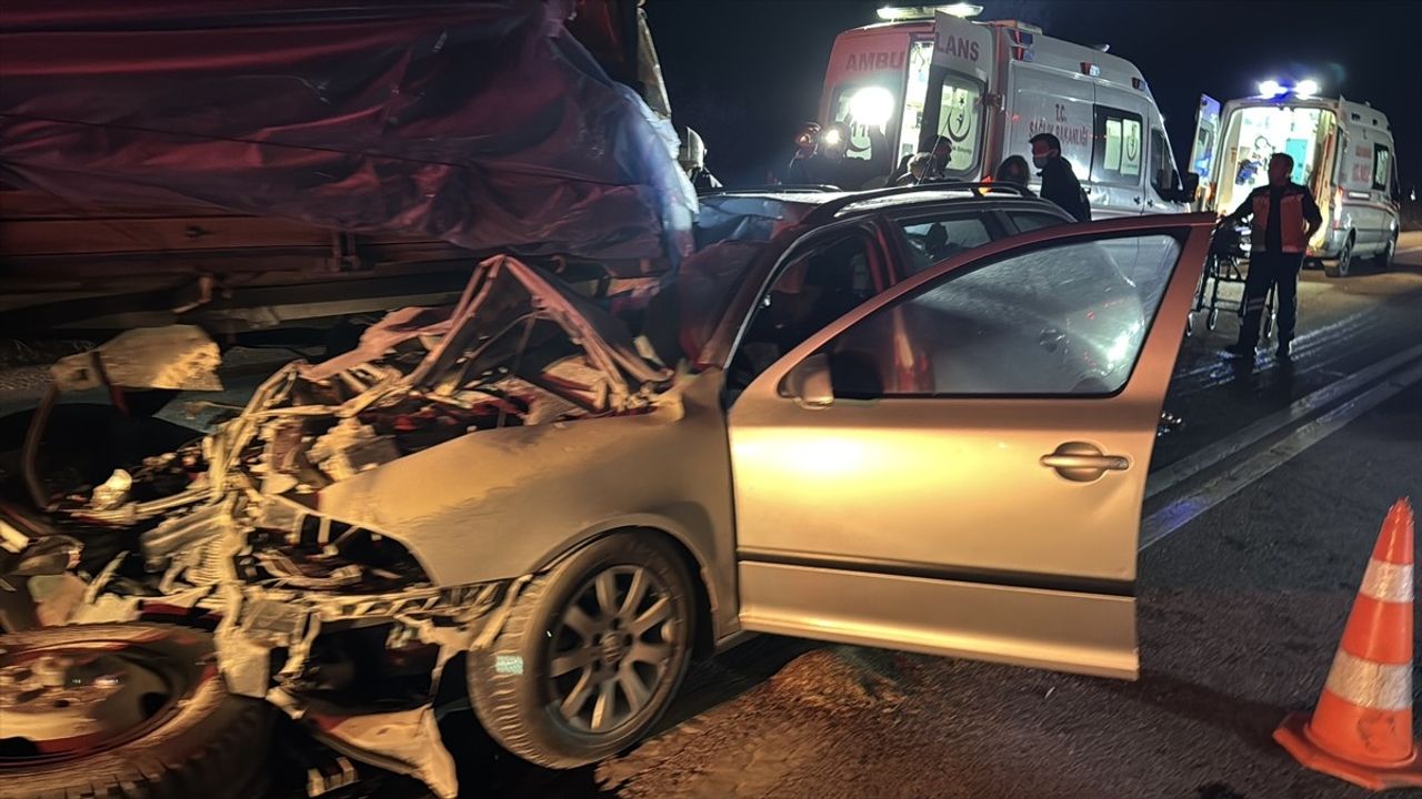 Edirne'de Traktör Römorkuna Çarpan Otomobilde Kaza: 1 Ölü, 1 Yaralı