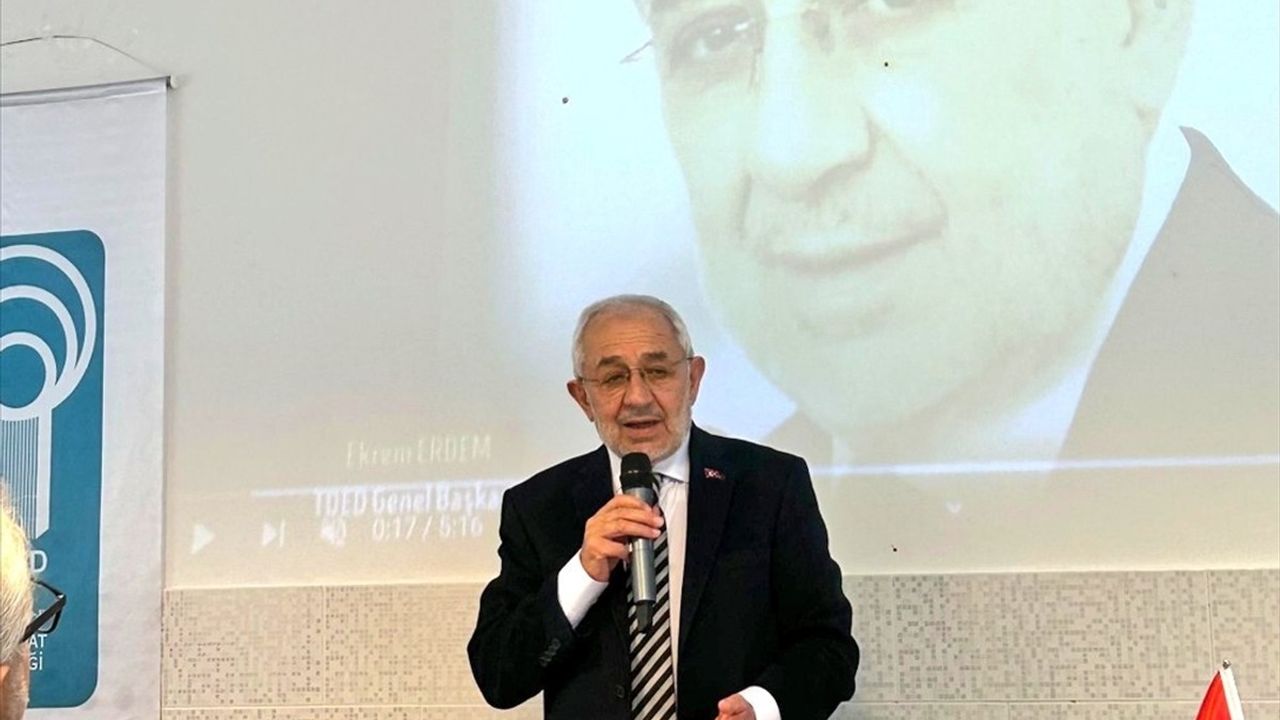 Ekrem Erdem'in Hollanda ve Almanya'da Dil Konferansı