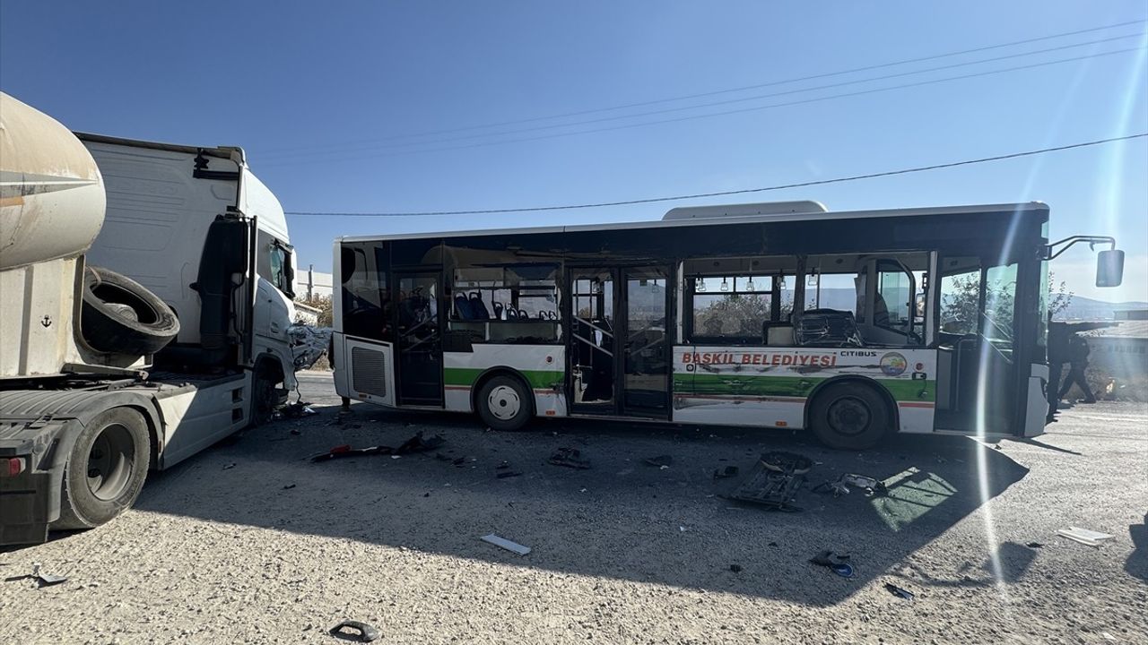 Elazığ'da Halk Otobüsü ile Tır Çarpıştı, 6 Yaralı