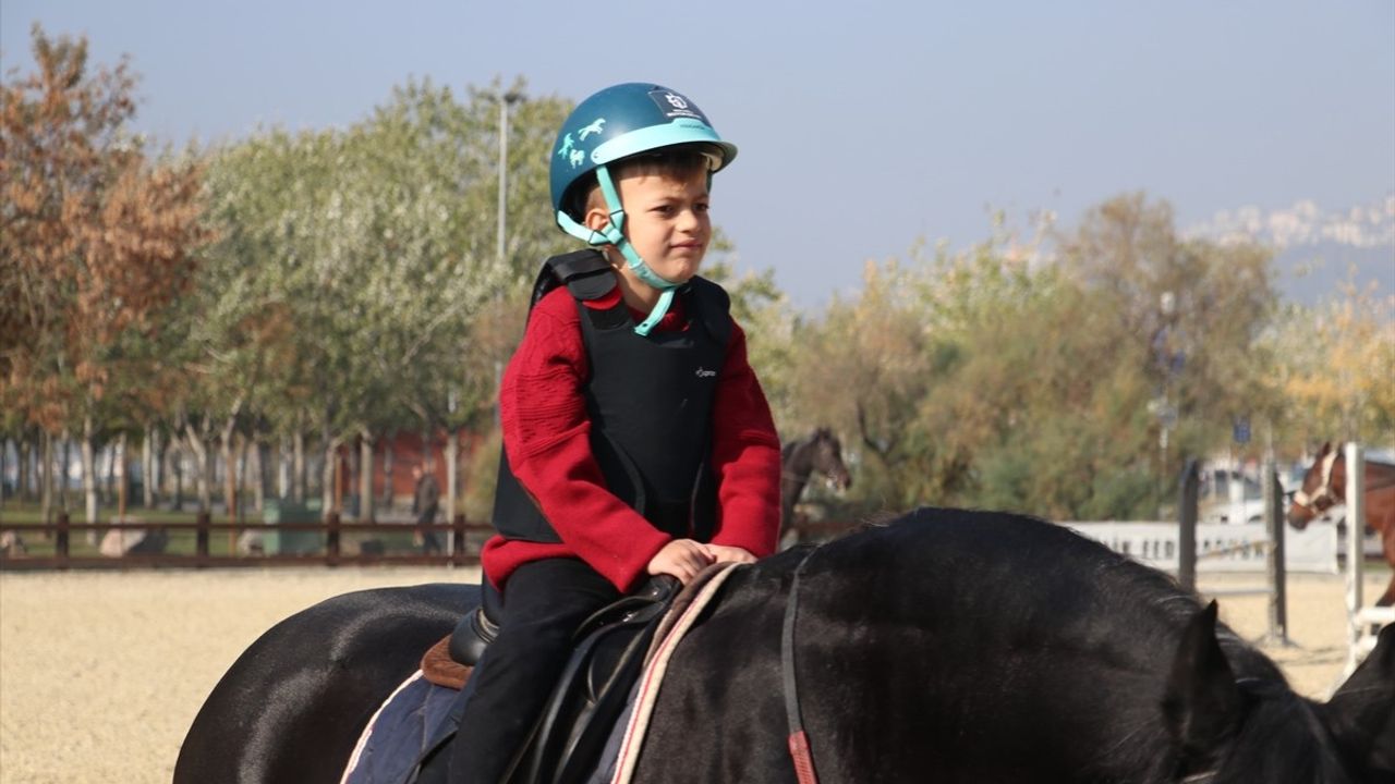 Emekli Atlar Kocaeli'de Binicilik Eğitimlerine Destek Oluyor