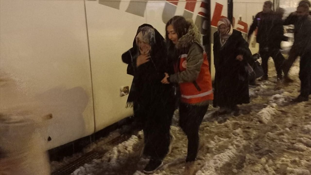 Erzincan'da Kar Hareketliliği, Yolda Mahsur Kalanlar Yurtlarda Misafir Ediliyor