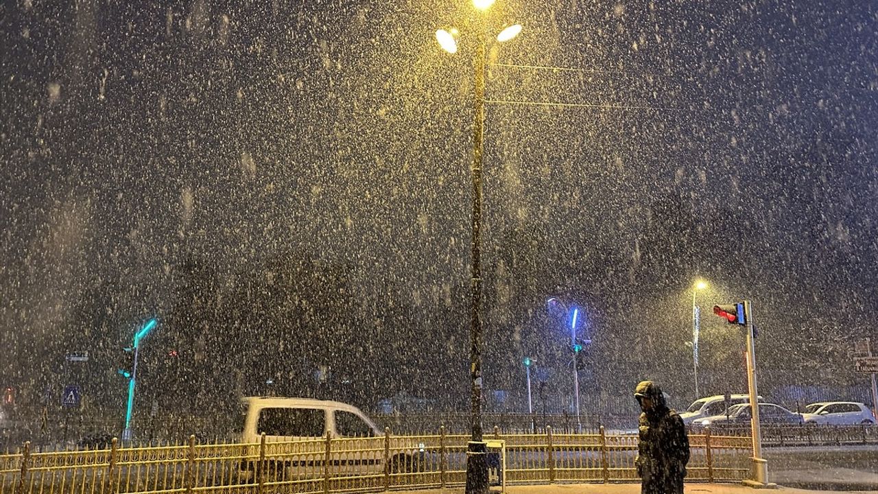 Erzurum'da Kar Yağışı Etkisini Gösterdi