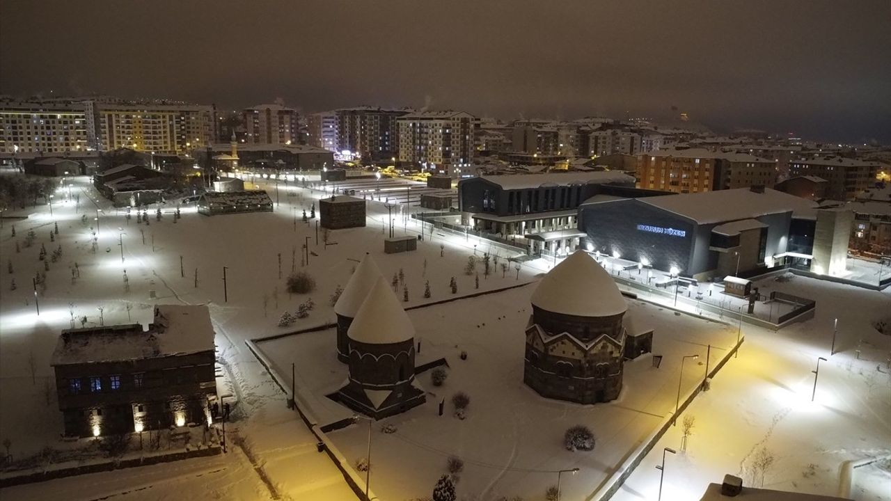 Erzurum'un Tarihi Mekanları Karla Kaplandı