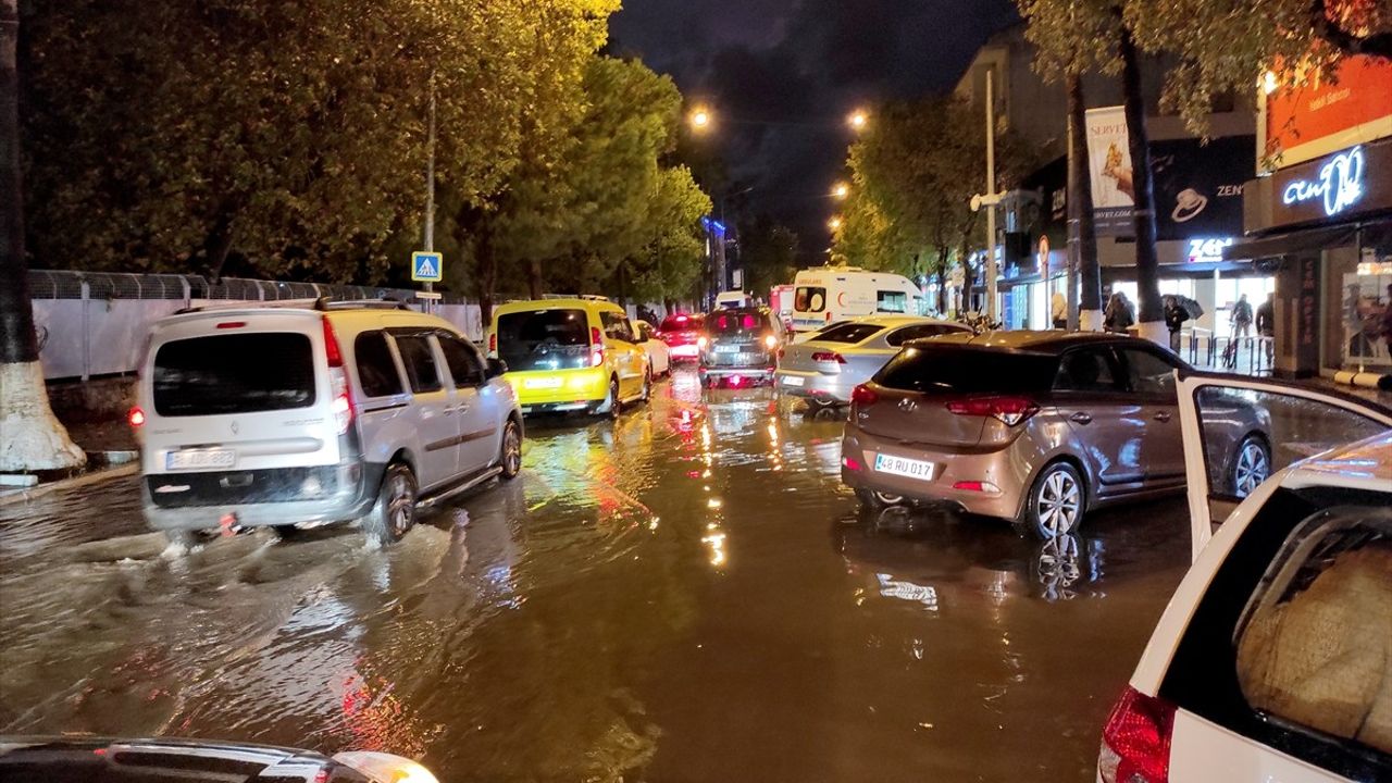 Fethiye'de Şiddetli Yağış Su Baskınlarını Beraberinde Getirdi