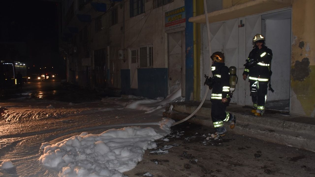 Gaziantep'te Ayakkabı İmalathanesinde Yangın Kontrol Altına Alındı