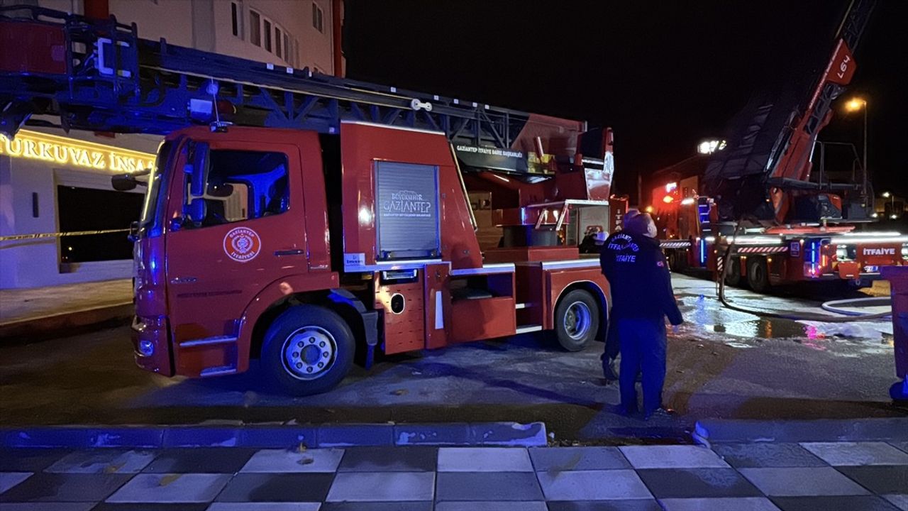 Gaziantep'te Mobilya Depo Yangını Kontrol Altına Alındı