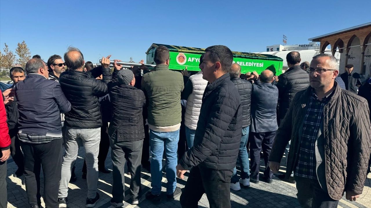 Gelecek Partisi Lideri Ahmet Davutoğlu, Aile İçi Cenaze Törenine Katıldı