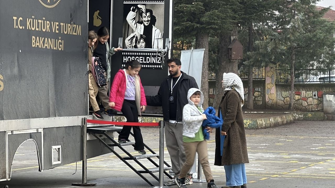 Gezen Sinema Tırı Düzce'de Eğitim Gören Öğrencilere Sinema Keyfi Sunuyor