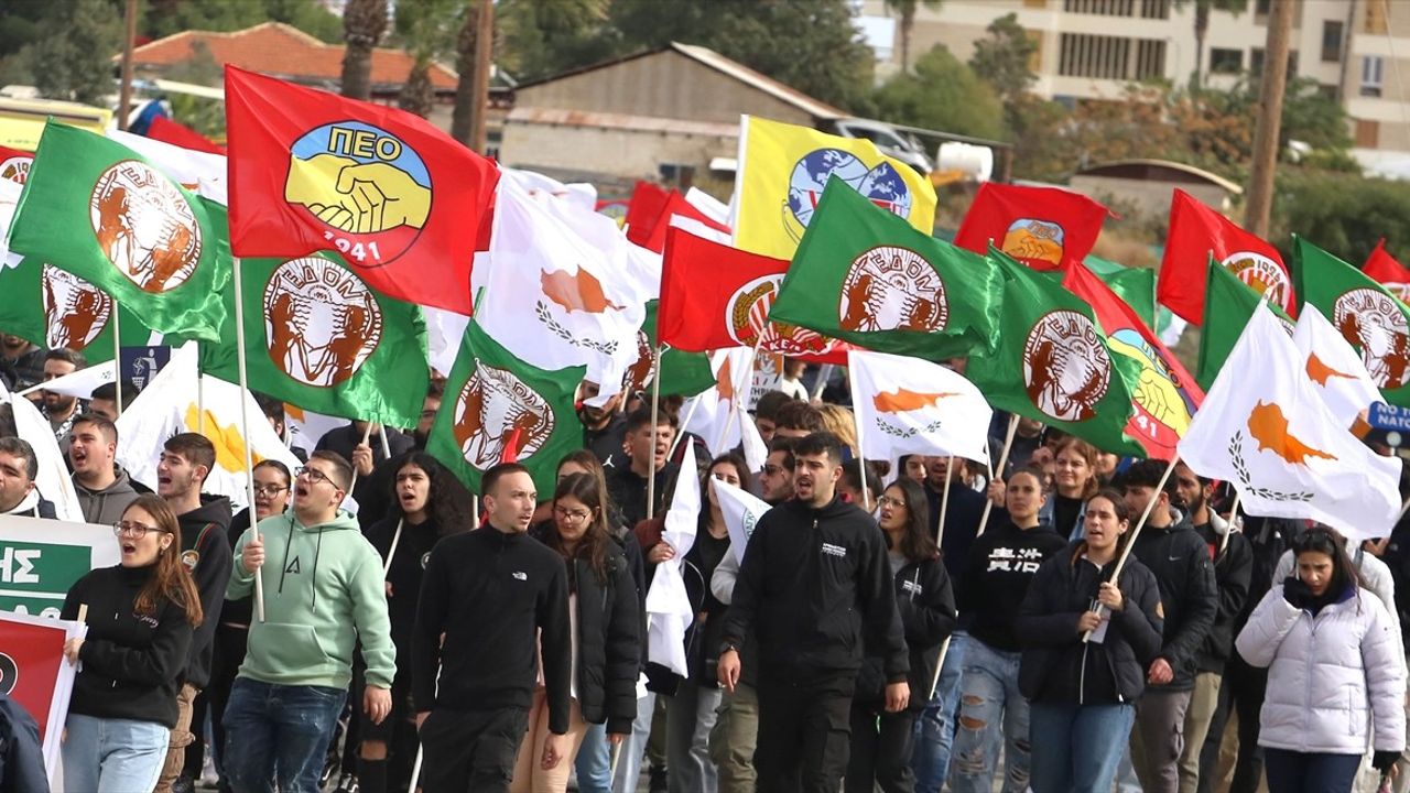 Güney Kıbrıs'ta ABD Askeri Varlığına Protesto