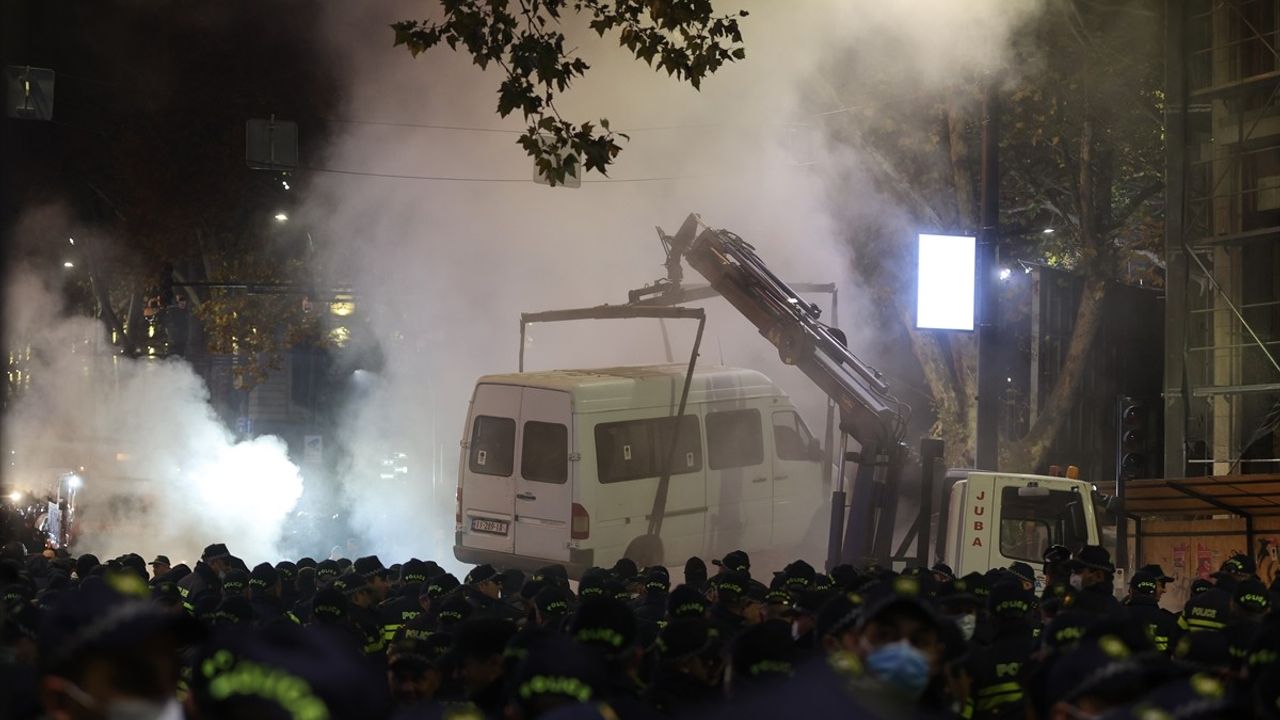 Gürcistan'da Seçim Sonuçlarına Tepki: Tiflis'te Göstericiler Caddeyi Kapatınca Polis Müdahalesi