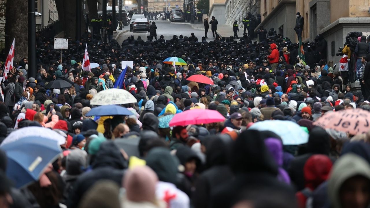 Gürcistan'da Yeni Parlamento Protestolara Rağmen Toplandı