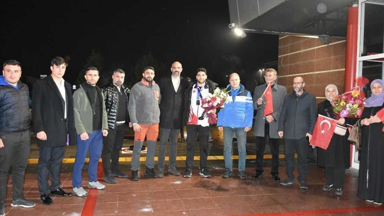 Hakan Koç, Erzurum'da Çiçeklerle Karşılandı