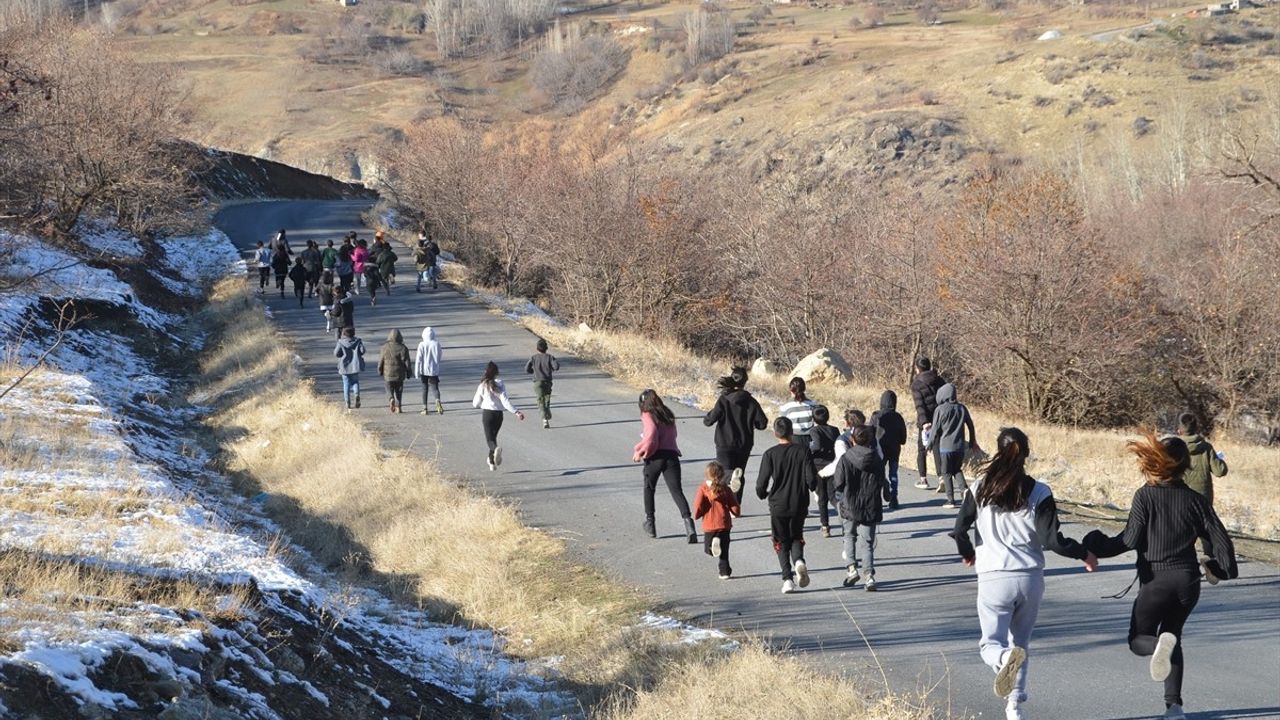 Hakkari'de Atletizm Kursu Sporcuları Yeni Asfalt Yolda Antrenman Yaptı