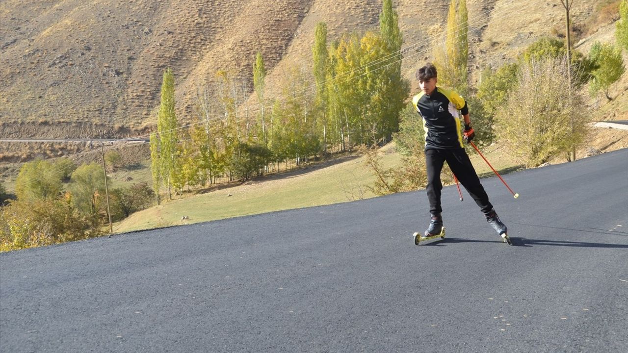 Hakkari'de Sporcular Sıcak Asfalt Yolda Antrenman Yapıyor