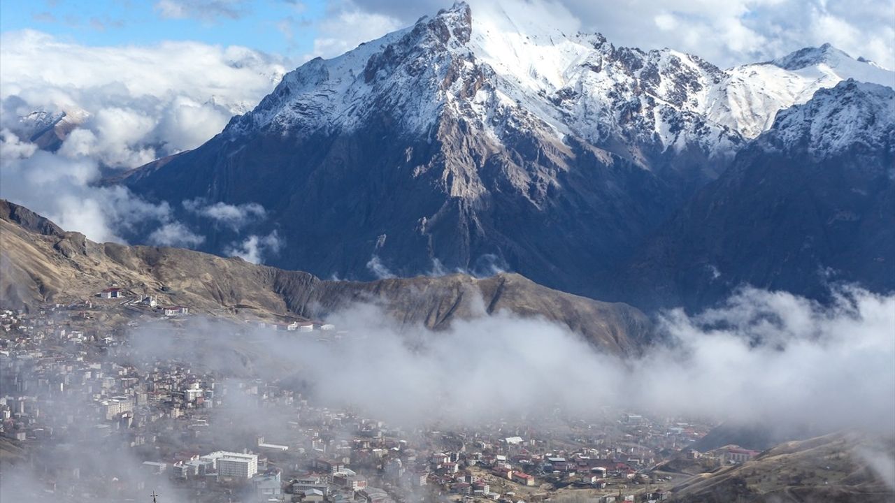 Hakkari'de Yüksek Kesimlerde Kar Etkisini Gösterdi