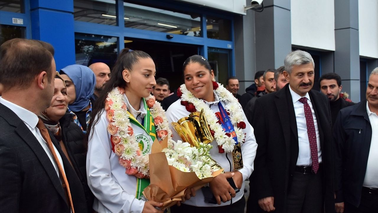 Havvanur Kethüda ve Dilara Sak, Dünya Gençler Boks Şampiyonası'ndan Madalyayla Döndü