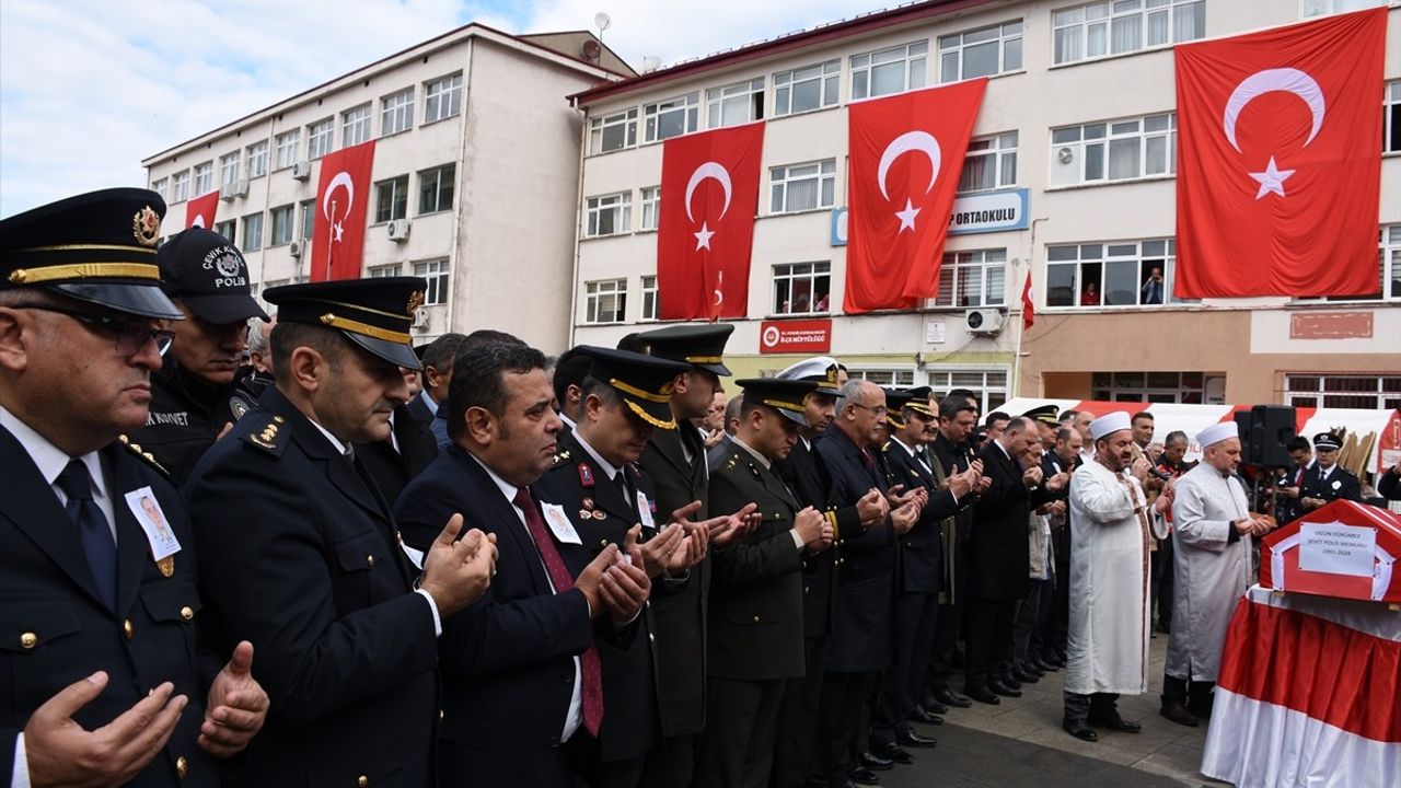 İstanbul'da Şehit Olan Polis Memuru Son Yolculuğuna Uğurlandı