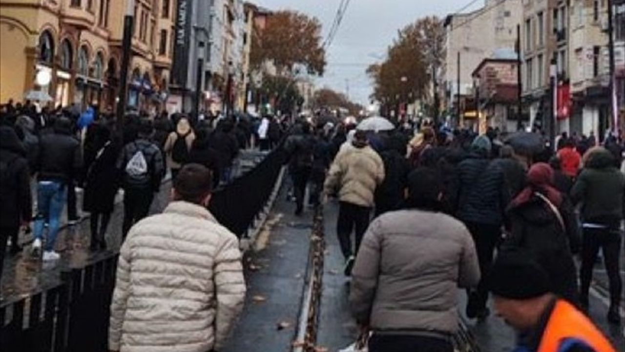 İstanbul'da Tramvay Arızası: Yolcular Raylarda Yürüdü